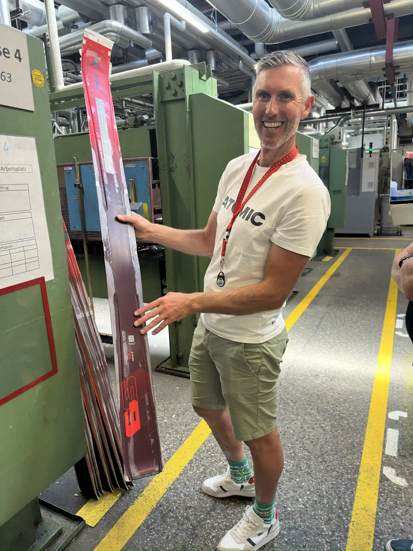 Collaboratori Intersport in visita presso la fabbrica sci Atomic con Werner Heel