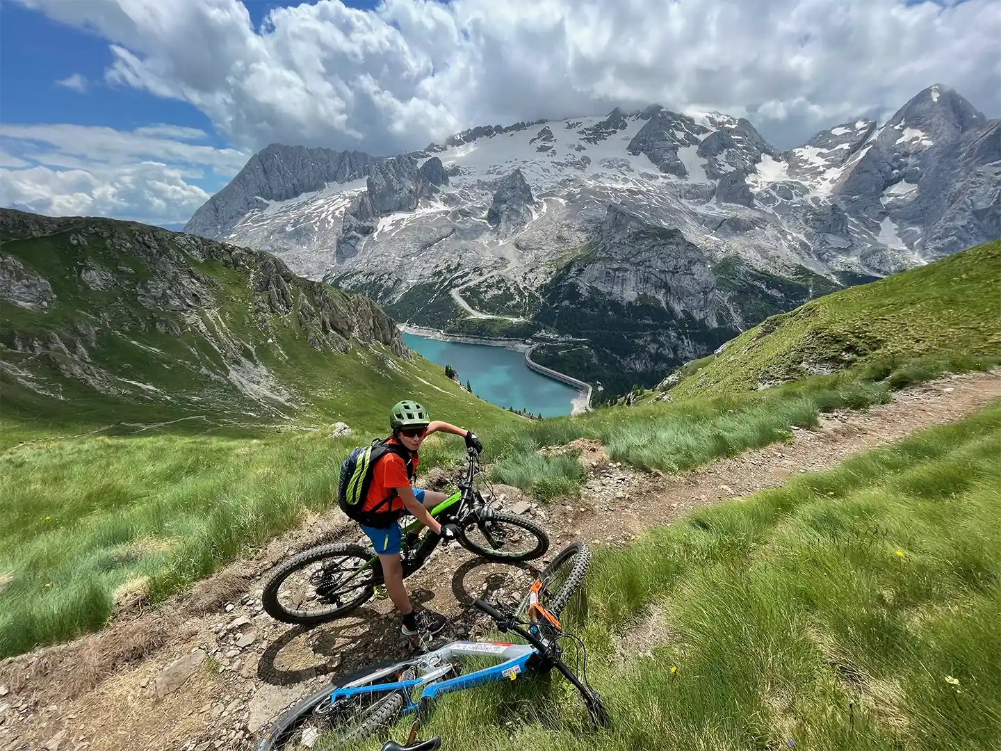 gruppo escursione tour in mountain bike sul seceda