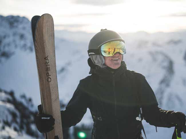 Sciare con gli sci fatti a mano di Opera Ski