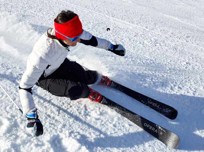 opera-skiing-on-piste Signora che scia con sci d'opera fatti a mano