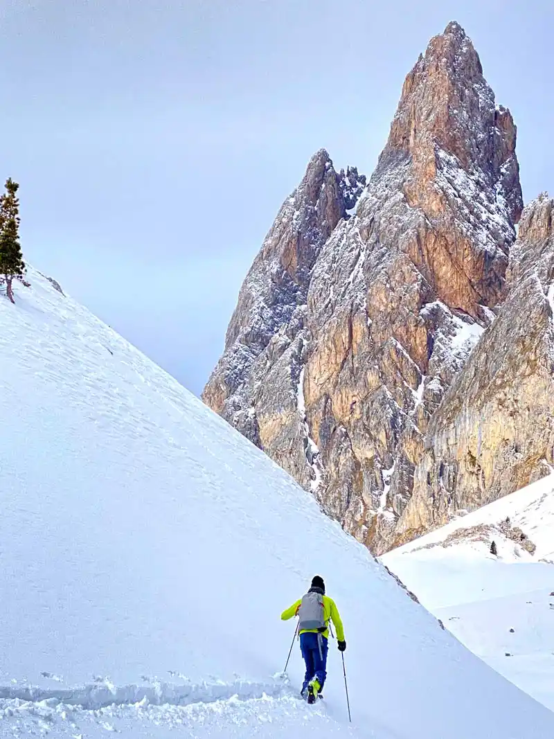 Sci alpinismo con le pelli nella neve fresca in Val Gardena, Dolomiti