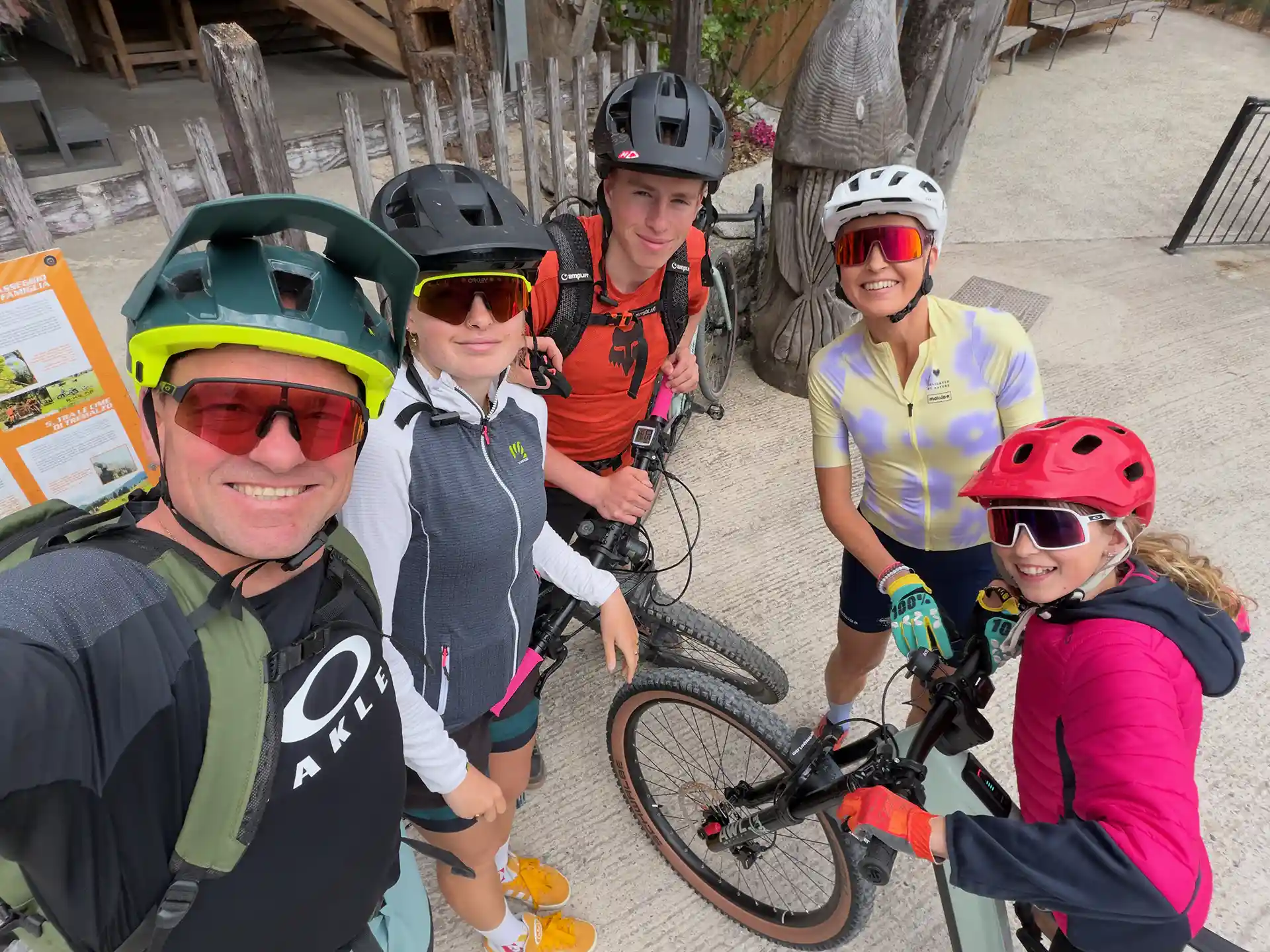 bike guide from INTERSPORT Val Gardena with group of happy bikers
