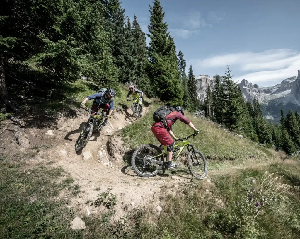 Sellaronda-mtb-tour-enduro-downhill Sellaronda MTB Tour - 3 biker Sul single trail fella discesca
